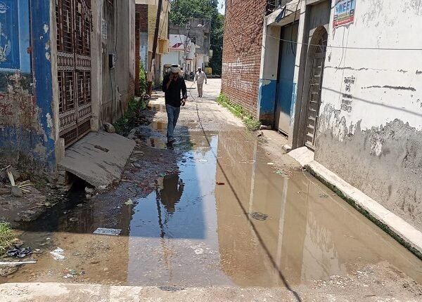Budaun: The road leading to the world-famous Khanqah of Syed Ahmad Sahib is in a dilapidated state; devotees have demanded the construction of the road.