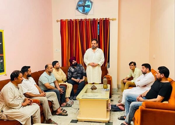 Rampur: Public issues, including electricity, roads, and drainage, were discussed at the Jan Seva Samiti's monthly meeting.