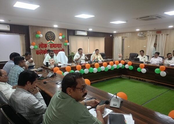 Barabanki: District Magistrate reviews development projects and Chief Minister's dashboard; warns of strict action against negligence.