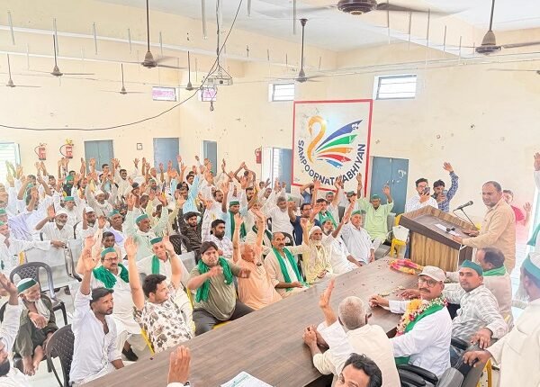 The Bharatiya Kisan Union submitted a memorandum to administrative officials regarding various issues, including the problem of stray cattle, and emphasized strengthening the organization.