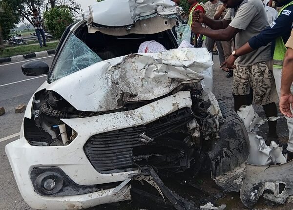 Horrific road accident in Mirzapur: Speeding car collides with a trailer; husband and wife killed, two critically injured.