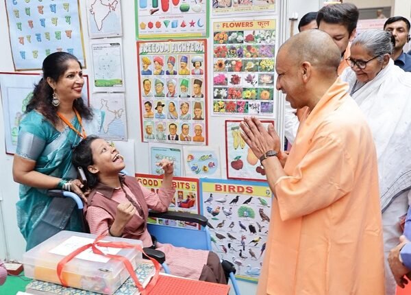 CM Yogi visited the children, encouraged them after viewing their models, and honored teachers from clean and green schools.