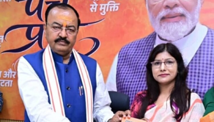 dr-tripti-mahour-presented-rashtraputra-modi-book-to-keshav-prasad-maurya