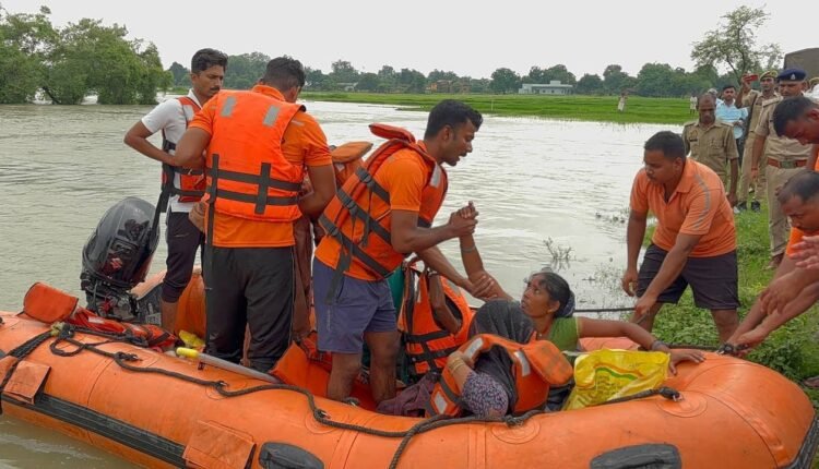 lalganj-heavy-rain-7-villages-affected-45-people-rescued-relief-camp