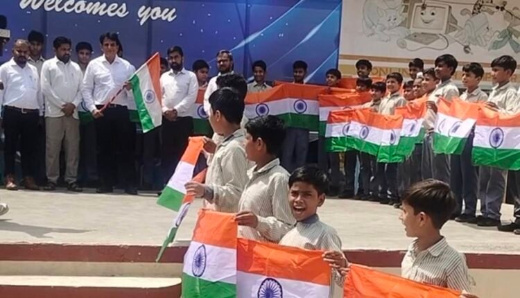 chaudhary-harpal-singh-convent-school-tiranga-distribution