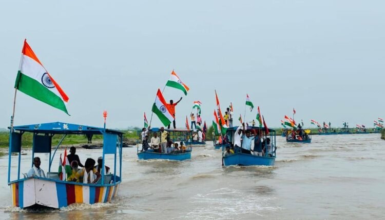 kacchla-boat-tiranga-yatra-badaun-har-ghar-tiranga