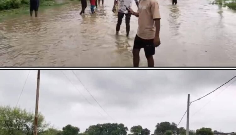 karnavati-river-in-spate-flood-threat-gaipura-lalganj-road-mirzapur