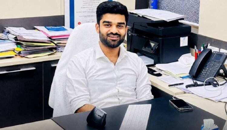 Moin Ahmed Mansoori, son of a contractual bus driver, becomes an IAS officer; scripts history in his fourth attempt after three previous failures.