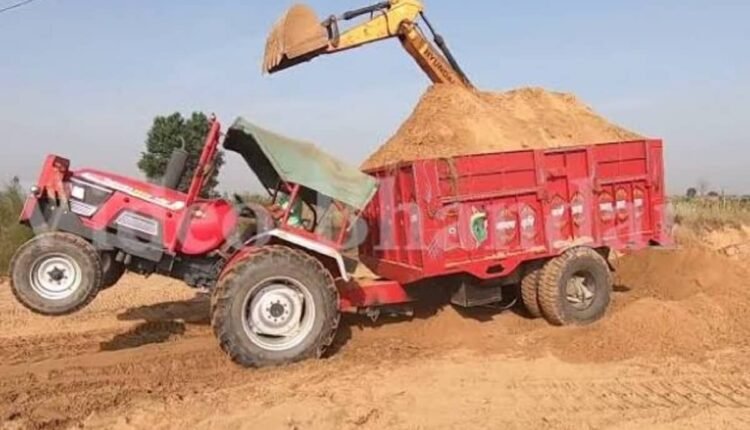 overloaded-tractor-trolleys-without-tarpaulin-road-safety-issue