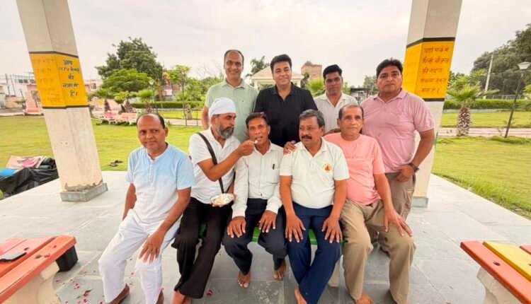 senior-journalist-ramesh-bhargava-63rd-birthday-manmauji-yoga-class