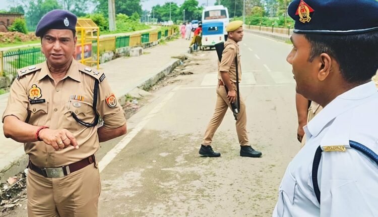 rampur-police-school-children-safety-overloaded-e-rickshaw-child-labour-action