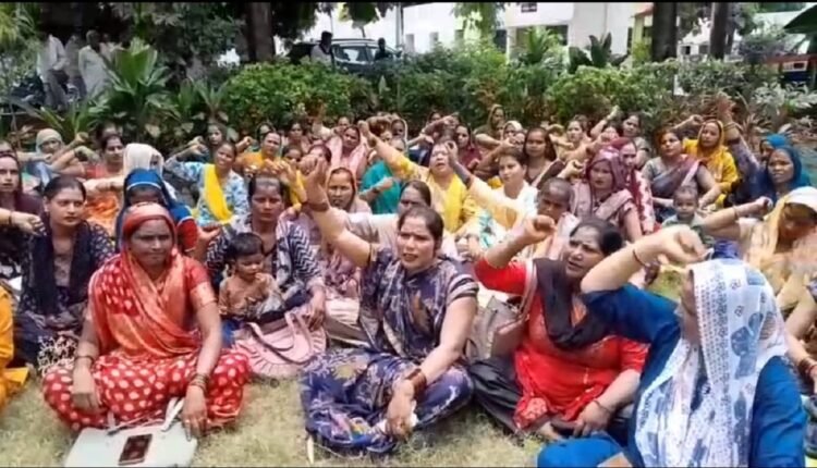 rampur-group-sakhi-dm-memorandum-honorarium-demand