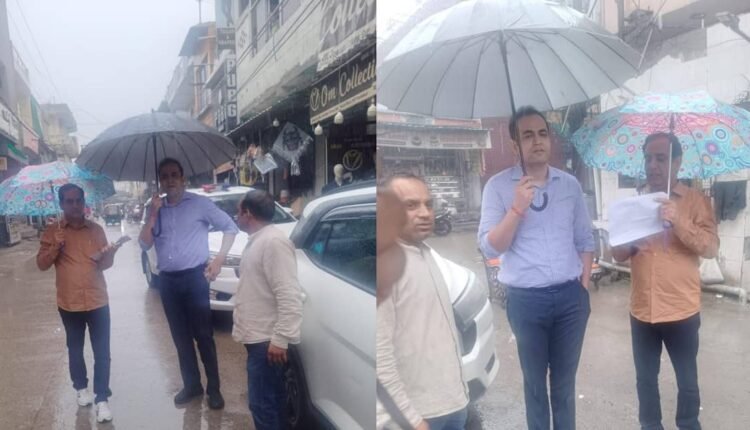 Amidst heavy rainfall, Additional Commissioner Gaurav Antil inspected the city and issued strict instructions to prevent waterlogging.