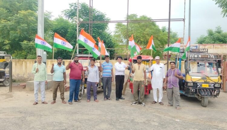 Advocate Virendra Bhadu launched a Tricolour distribution campaign, displayed the national flag on auto-rickshaws and e-rickshaws, and conveyed a message of patriotism.