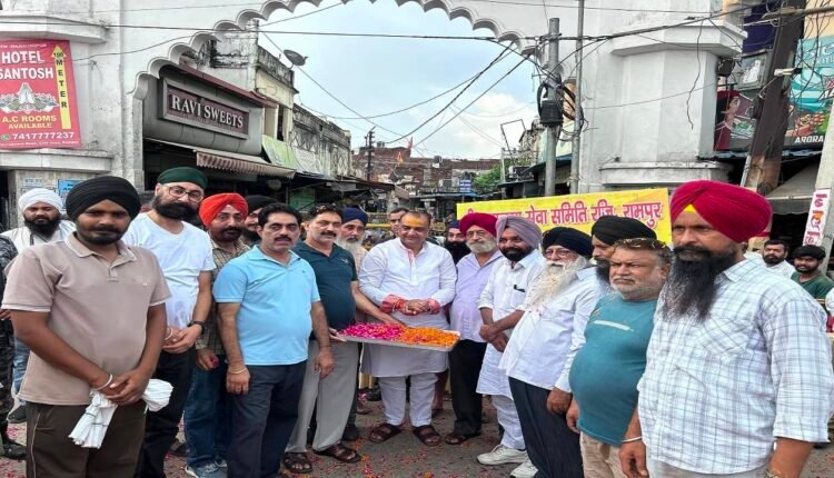 Kanwariyas Welcomed with Shower of Flowers in Rampur by Veer Khalsa Seva Samiti