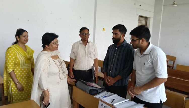 hisar-divisional-commissioner-geeta-bharti-inspected-sirsa-polling-stations-voter-list-revision
