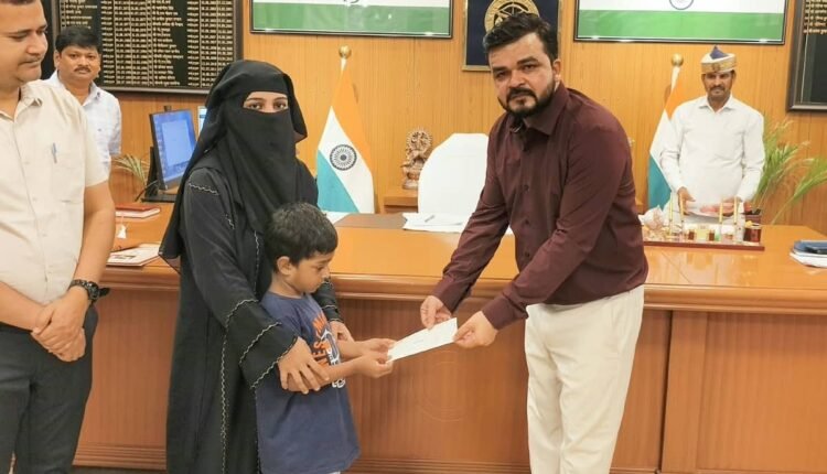 rampur-dm-ajay-kumar-dwivedi-30000-financial-help-sick-child