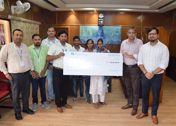 varanasi-deceased-railway-employee-family-gets-one-crore-insurance-benefit