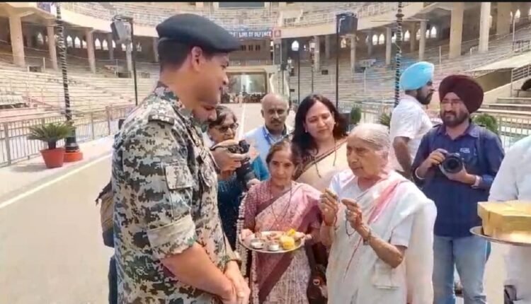 raksha-bandhan-bsf-jawans-attari-wagah-border-lakshmi-kanta-chawla