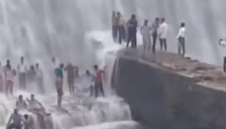 chandauli-latif-shah-weir-monsoon-tourist-safety-danger