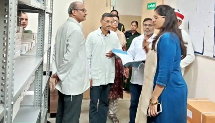 badaun-cdo-gamini-singla-inspects-district-women-hospital