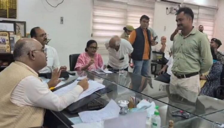 kanpur-dm-jitendra-pratap-singh-weapon-license-applicant-gutkha-certificate