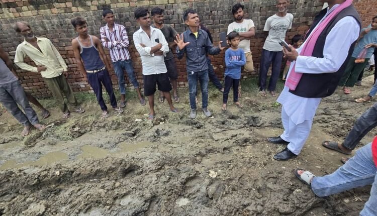 shahabad-rampur-road-problem-sp-leader-ram-bahadur