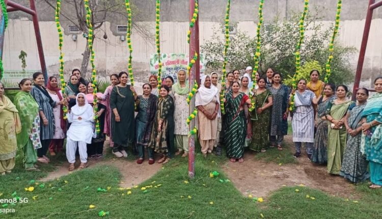ऐलनाबाद में पतंजलि योग परिवार ने हरियाली तीज महोत्सव हर्षोल्लास से मनाया। योग-प्राणायाम के साथ महिलाओं ने झूले झूले और तीज के लोकगीतों का आनंद लिया।