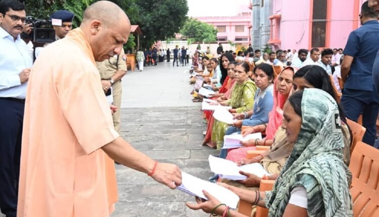cm-yogi-janata-darshan-gorakhpur-ayushman-card-treatment-help