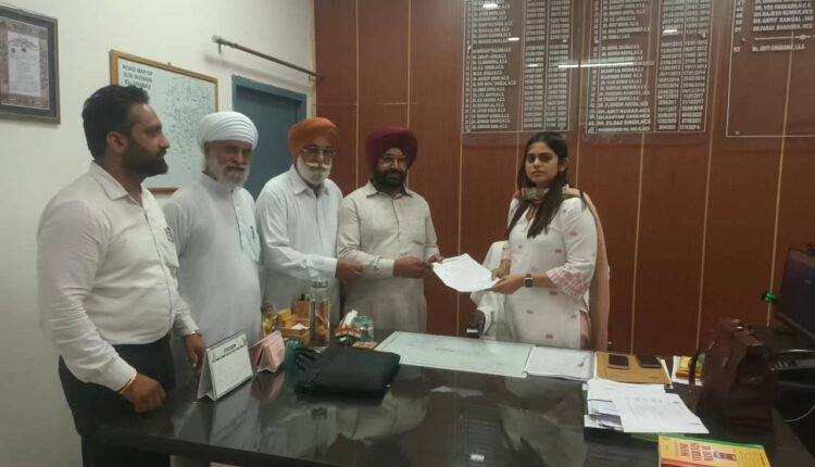 Untreated sewage discharge into the Ghaggar River is spreading toxicity; 'Lok Panchayat Sirsa' and residents from several villages have submitted a memorandum to the SDM, demanding an immediate solution.