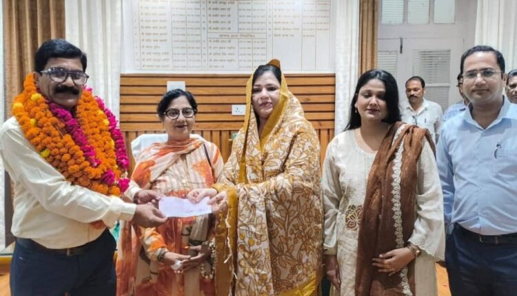 budaun-palika-retired-employee-sharif-ahmad-honored