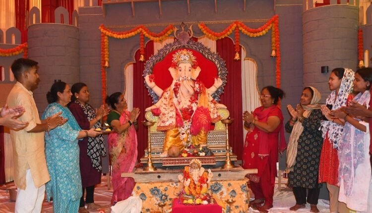 Bappa was installed amidst full Vedic rituals and the chanting of mantras; the Maharashtra Mitra Mandal marked the grand commencement of the Ganesh Utsav in Faridabad.
