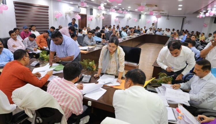 rampur-dm-igrs-complaints-review-salary-cut-action
