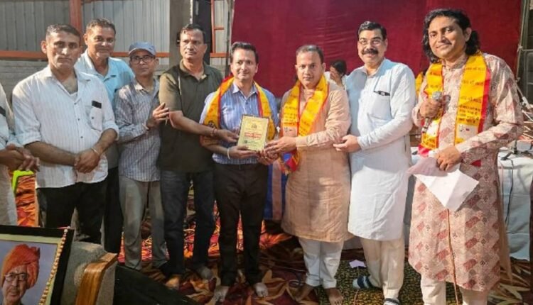 Murliwala Gau Seva Trust honors the Goyal family for their noble work regarding the free treatment center for sick cattle and the cow shelter in Ellenabad.