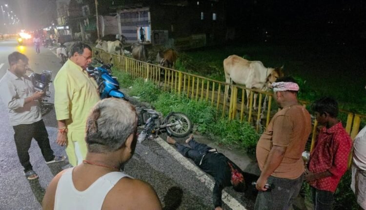 mirzapur-mla-ratnakar-mishra-help-injured-youth-road-accident