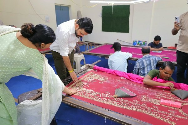 rampur-handicrafts-dm-inspection-zari-zardozi-artisans