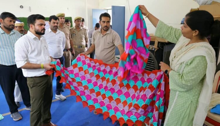 rampur-handicrafts-dm-inspection-zari-zardozi-artisans