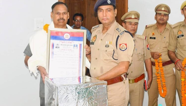 rampur-sub-inspector-kamlesh-kumar-yadav-retirement-farewell
