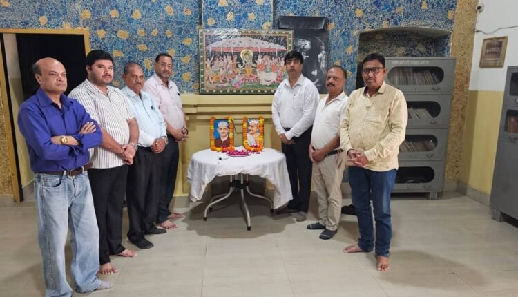 badaun-club-gandhi-shastri-jayanti-fruit-distribution