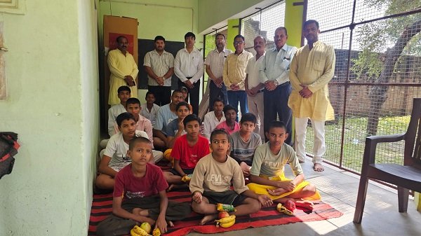 badaun-club-gandhi-shastri-jayanti-fruit-distribution