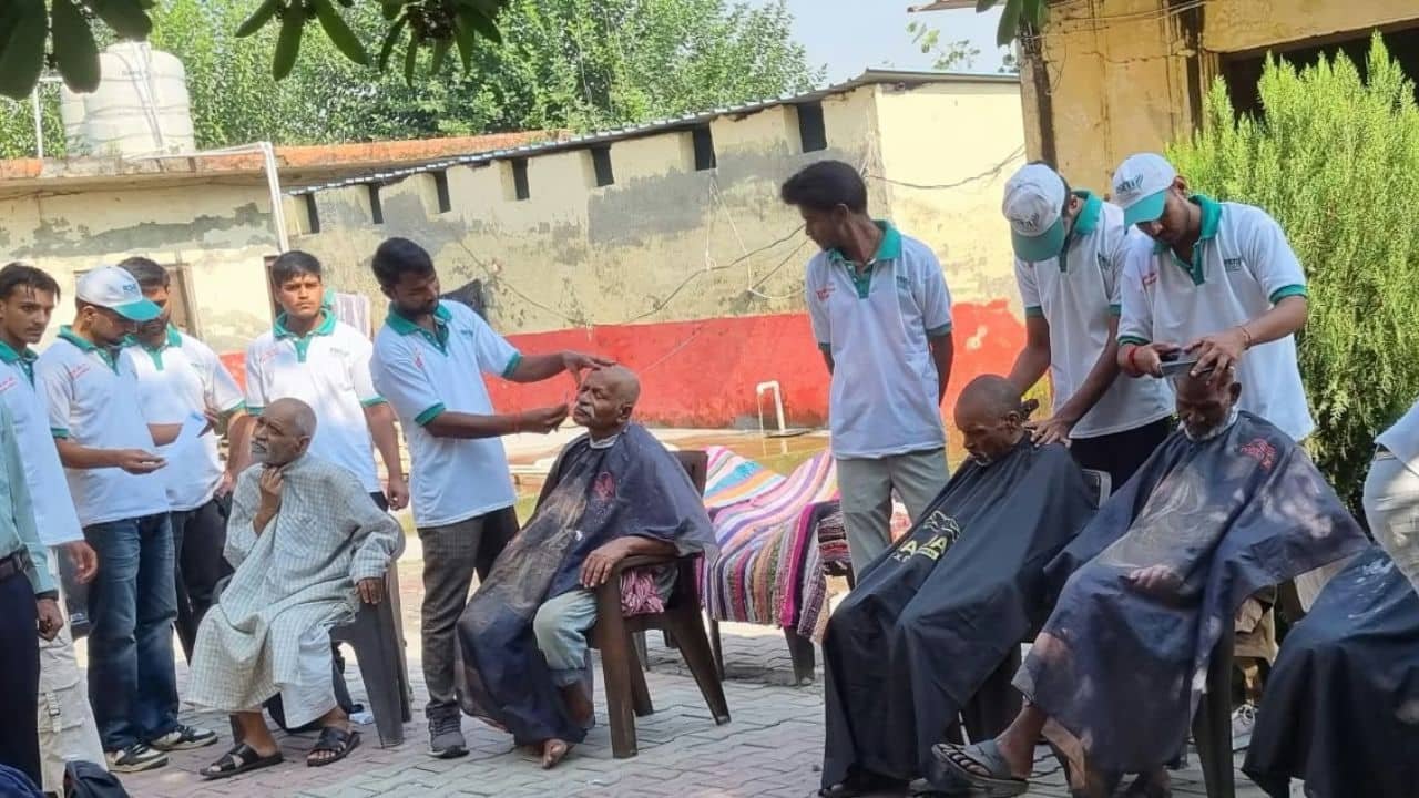rampur-rseti-trainees-haircut-for-elderly