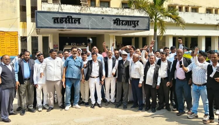 Lalganj-Lawyers-Protest-against-SDM