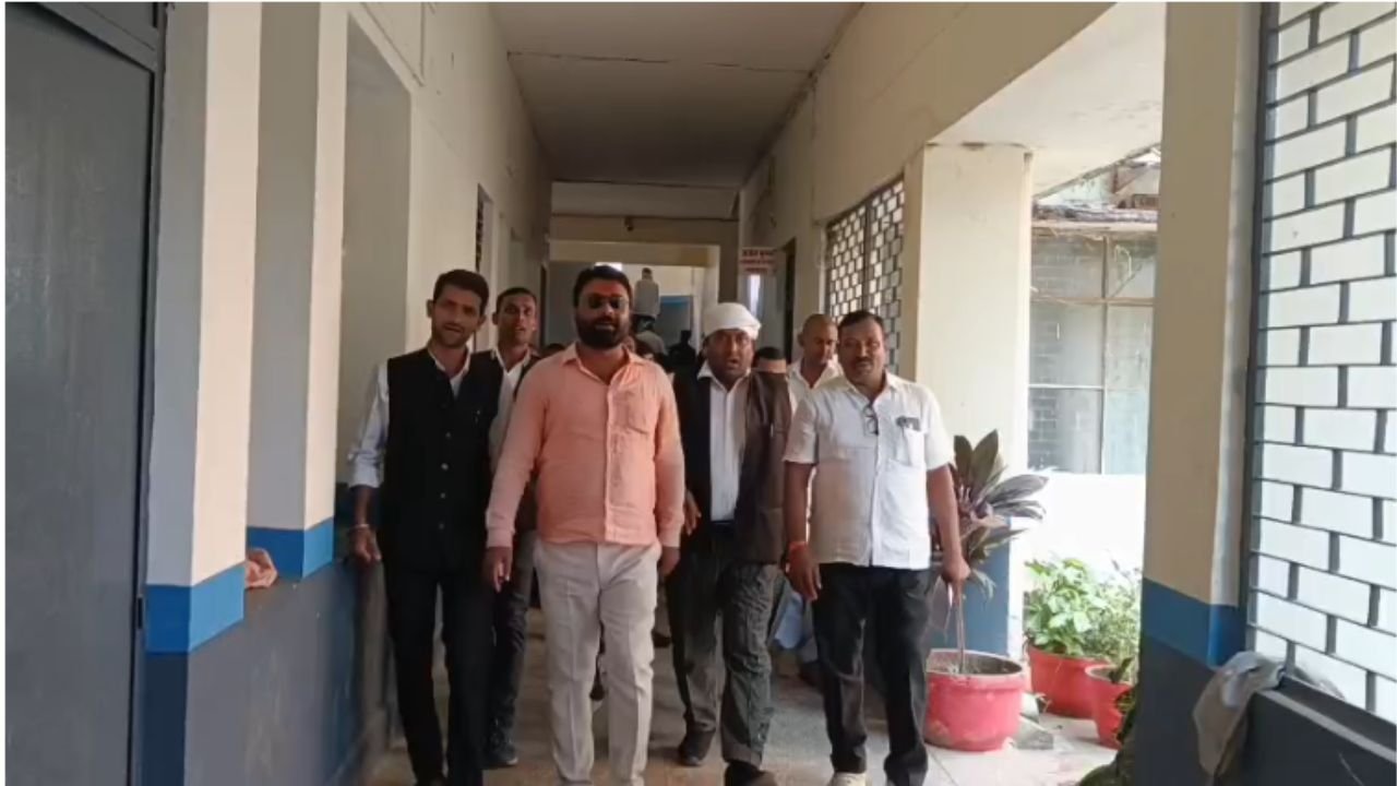 Lalganj-Lawyers-Protest-against-SDM