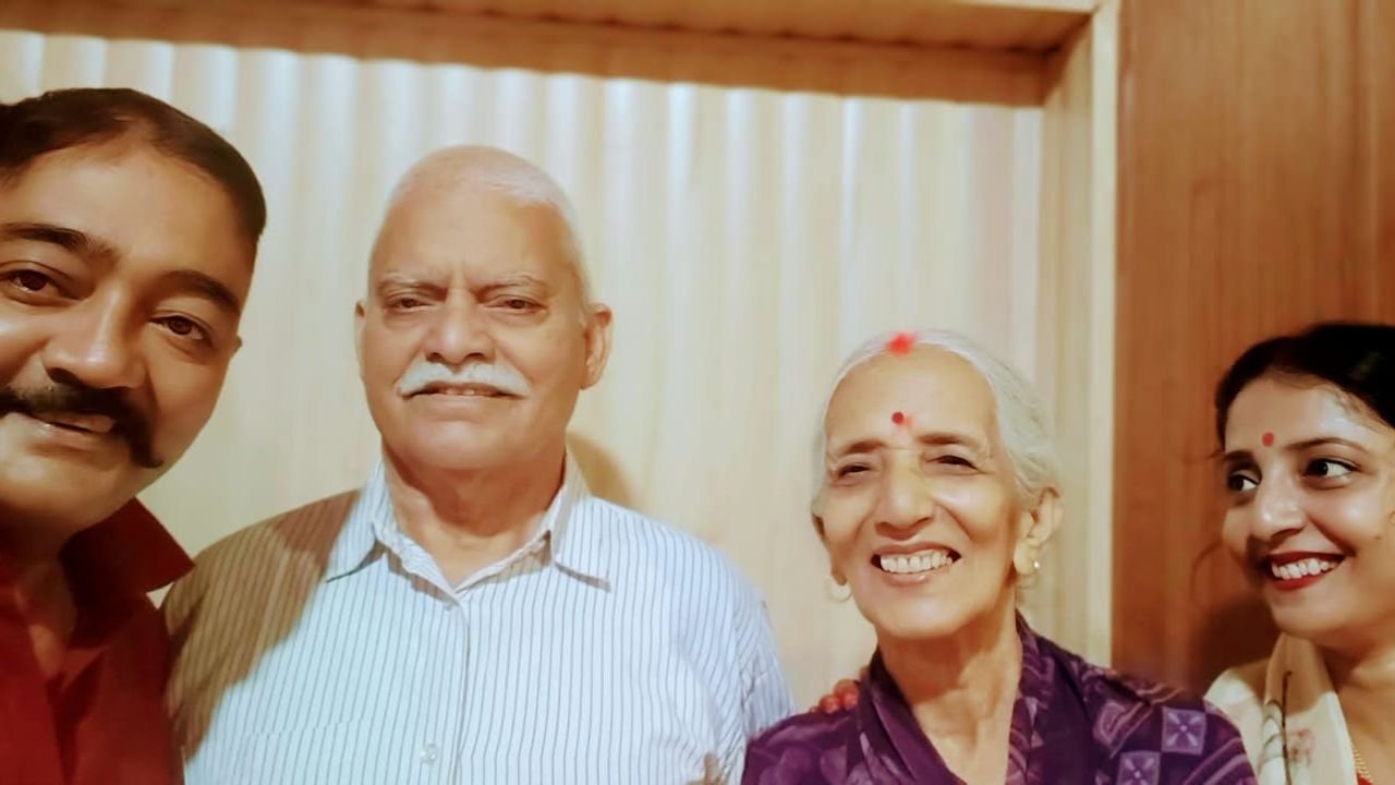 अपने पत्नि औऱ माता-पिता के साथ खबरें जंक्शन के पत्रकार कपिल सिंह राजपुत (बाराबंकी)