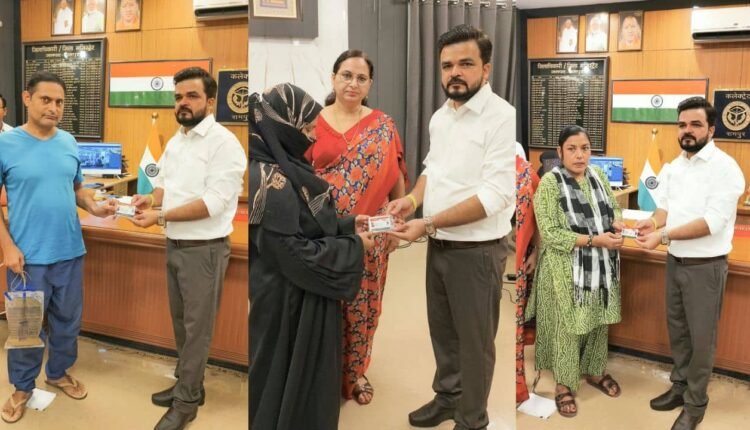 rampur-dm-ajay-kumar-dwivedi-ayushman-card